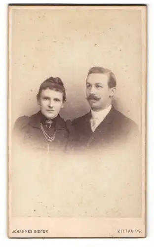 Fotografie Johannes Beyer, Zittau, Portrait eines schönen Paares in festlicher Kleidung mit Schmuck