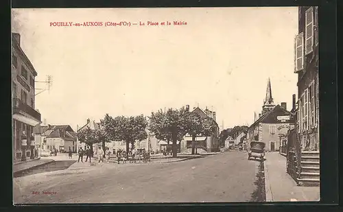 AK Pouilly-en-Auxois, La Place et la Mairie