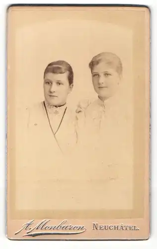 Fotografie A. Monbaron, Neuchâtel, zwei Mädchen in festlicher Kleidung
