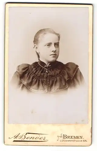 Fotografie A. Bender, Bremen, Portrait Fräulein mit zusammengebundenem Haar