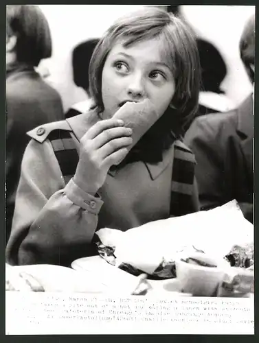 Fotografie Sowjet-Flüchtling Katya Lycheva in der Cafeteria, Chicago La Salle Language Academy