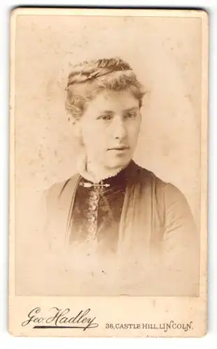 Fotografie Geo. Hadley, Lincoln, Portrait junge Dame in hübscher Kleidung mit Hochsteckfrisur