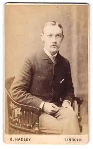 Fotografie G. Hadley, Lincoln, Portrait sitzender Herr in Anzugjacke mit Krawatte und Einstecktuch