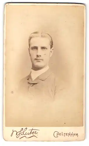 Fotografie W. J. Suter, Cheltenham, Portrait bürgerlicher Herr mit zurückgekämmtem Haar