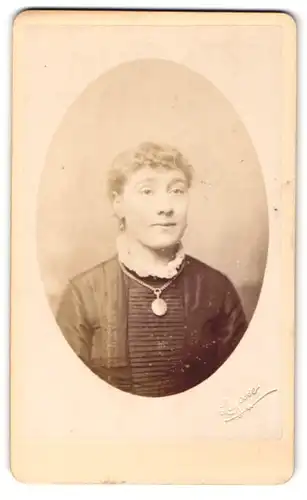 Fotografie Lafosse, Manchester, Portrait junge Dame in hübscher Kleidung mit Amulett