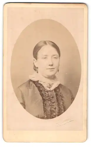 Fotografie Lafosse, Manchester, Portrait junge Dame in hübscher Kleidung mit Kragenbrosche