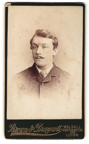 Fotografie Brown & Draycott, Walsall, Portrait brügerlicher Herr mit Krawatte und Schnurrbart