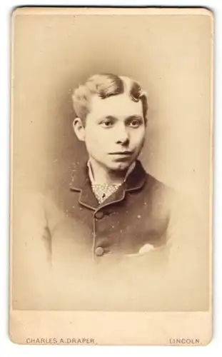 Fotografie Charles A. Draper, Lincoln, Junger Mann im Mantel mit Mittelscheitel