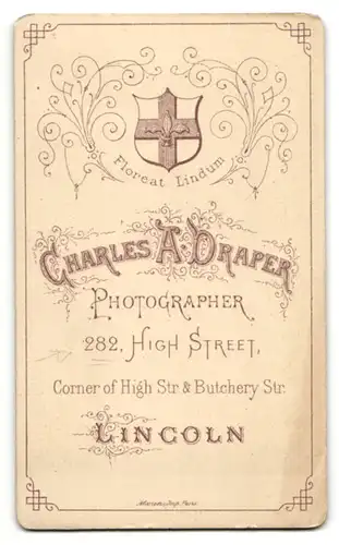 Fotografie Charles A. Draper, Lincoln, Junger Mann im Mantel mit Mittelscheitel