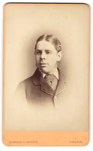 Fotografie Charles A. Draper, Lincoln, Mann im Mantel mit Mittelscheitel