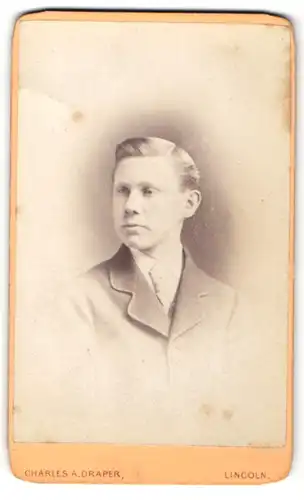 Fotografie Charles A. Draper, Lincoln, Junger Mann im Anzug mit Krawatte und Seitenscheitel