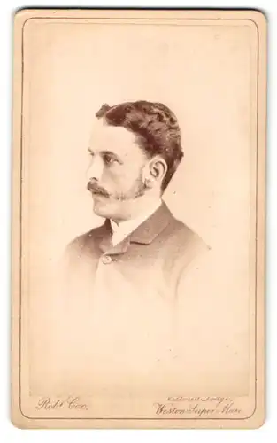 Fotografie Rob. Cox, Weston-Super-Mare, Profil eines Mannes mit Schnurrbart und Mittelscheitel