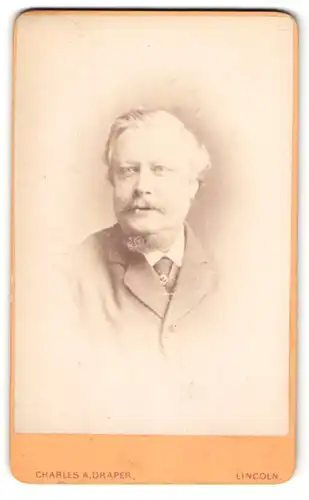 Fotografie Charles A. Draper, Lincoln, Älterer Mann im Anzug mit Schnurrbart