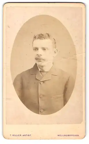 Fotografie T. Miller, Wellingborough, Mann im Mantel mit Schnurrbart