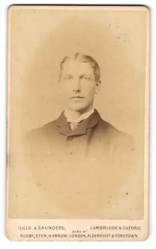 Fotografie Hills & Saunders, Cambridge, Portrait hübscher junger Mann in elegantem Jackett