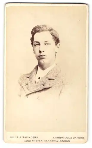 Fotografie Hills & Saunders, Cambridge, Portrait stattlicher junger Mann im grauen Anzug