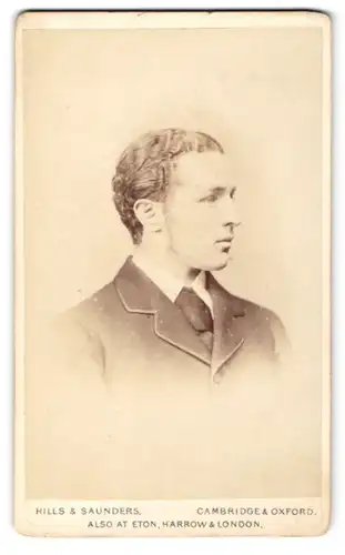 Fotografie Hills & Saunders, Cambridge, Portrait junger hübscher Mann mit zurückgekämmtem Haar