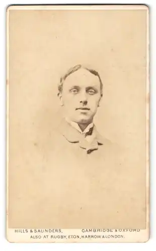 Fotografie Hills & Saunders, Cambridge, Portrait charmant blickender junger Mann im Anzug