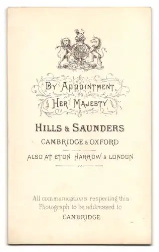 Fotografie Hills & Saunders, Cambridge, Portrait charmant lächelnder junger Mann in Fliege und Jackett