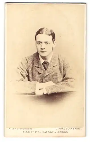 Fotografie Hills & Saunders, Cambridge, Portrait charmanter junger Mann im grauen Jackett