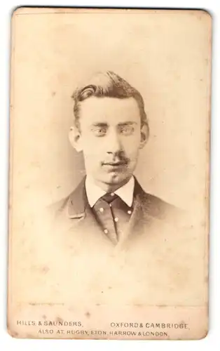Fotografie Hills & Saunders, Cambridge, Portrait charmanter junger Mann in gepunkteter Krawatte