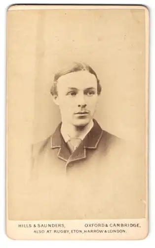 Fotografie Hills & Saunders, Cambridge, Portrait junger Mann mit zurückgekämmtem Haar