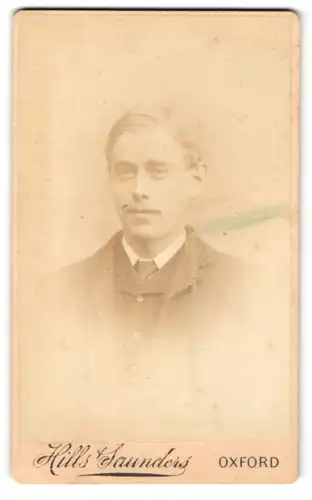 Fotografie Hills & Saunders, Oxford, Portrait lächelnder junger Mann mit blondem Haar im Anzug