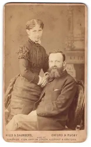 Fotografie Hills & Saunders, Oxford, Portrait bezauberndes Paar in eleganter Kleidung