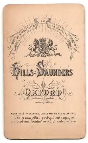 Fotografie Hills & Saunders, Oxford, Portrait stattlicher Herr mit Vollbart & frecher Bube im Anzug