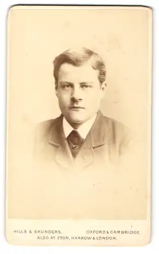 Fotografie Hills & Saunders, Oxford, Portrait junger Mann mit Seitenscheitel und brünettem Haar