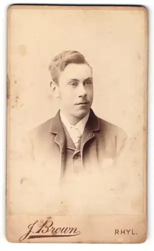 Fotografie J. Brown, Rhyl, Portrait junger hübscher Mann im eleganten Jackett