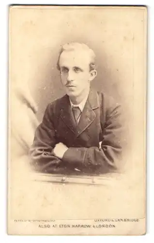 Fotografie Hills & Saunders, Oxford, Portrait blonder junger Mann in Krawatte und Anzug