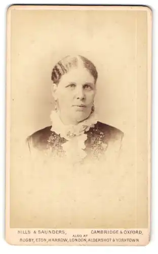 Fotografie Hills & Saunders, Oxford, Portrait blonde schöne Frau mit Rüschenkragen