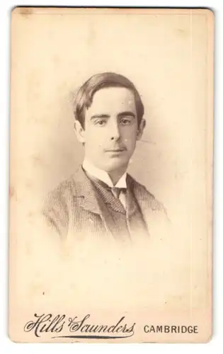Fotografie Hills & Saunders, Cambridge, Portrait elegant gekleideter junger Mann mit dunklem Haar