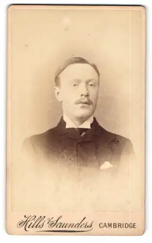 Fotografie Hills & Saunders, Cambridge, Portrait stattlicher Herr mit Einstecktuch am Jackett