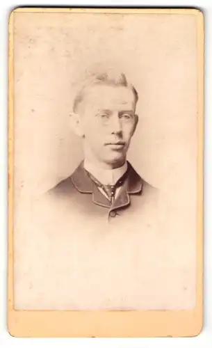 Fotografie J. R. Clarke, Yorks, Portrait blonder junger Mann in Krawatte und Jackett