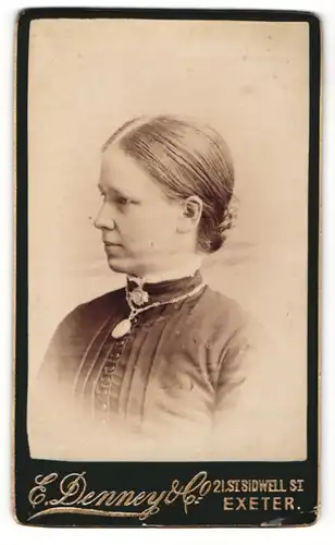 Fotografie E. Denney, Exeter, Portrait bezauberndes Fräulein mit Brosche und Medaillonkette