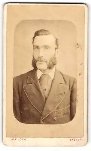 Fotografie J. F. Long, Exeter, Portrait charmanter junger Mann mit Backenbart