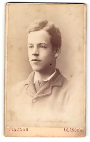 Fotografie Macnab, Glasgow, Portrait niedlicher Bube im eleganten Jackett