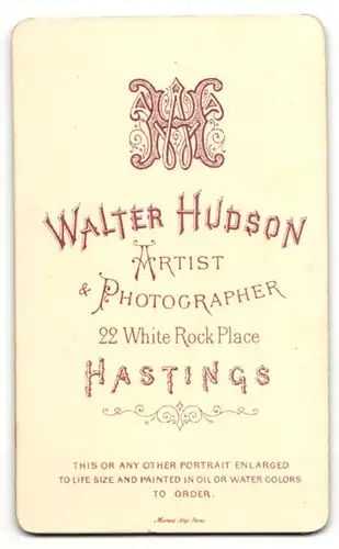 Fotografie W. Hudson, Hastings, Portrait schöne Frau mit Rüschenhaube