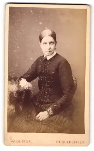Fotografie W. Duffus, Huddersfield, Portrait hübsche Dame im bestickten Kleid