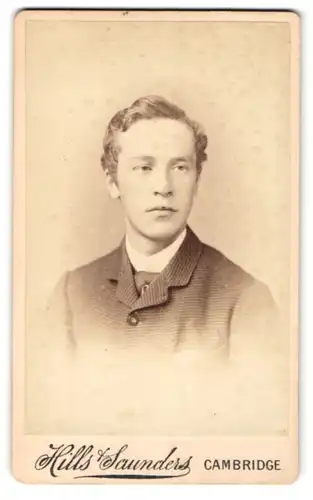 Fotografie Hills & Saunders, Cambridge, Portrait junger hübscher Mann im Jackett