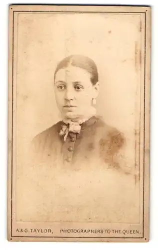 Fotografie A. & G. Taylor, Leeds, Portrait wunderschönes Fräulein mit Ohr- und Halsschmuck