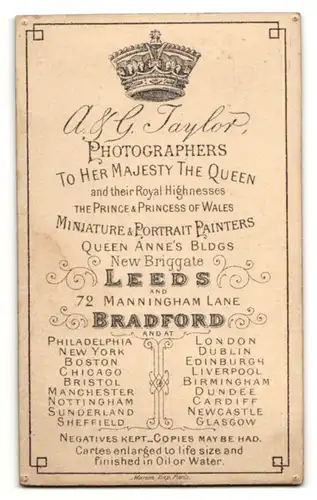 Fotografie A. & G. Taylor, Leeds, Portrait wunderschönes Fräulein mit Ohr- und Halsschmuck