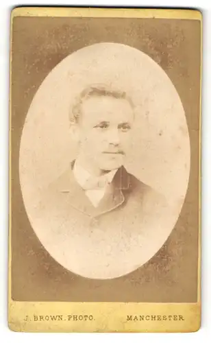 Fotografie J. Brown, Manchester, Portrait blonder junger Mann im eleganten Jackett