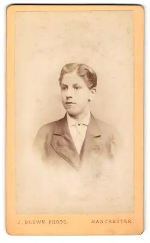 Fotografie J. Brown, Manchester, Portrait niedlicher Bube in Krawatte und Jackett