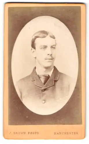 Fotografie J. Brown, Manchester, Portrait junger Mann mit charmantem Blick