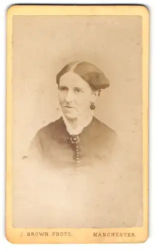 Fotografie J. Brown, Manchester, Portrait dunkelhaarige Dame mit Ohr- und Halsschmuck