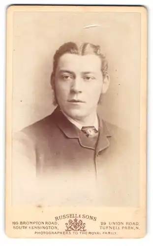 Fotografie Russell & Sons, South Kensington, Portrait stattlicher junger Mann im Anzug