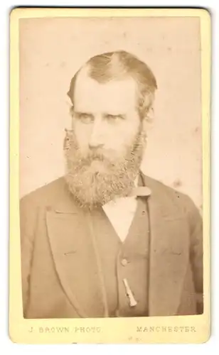 Fotografie J. Brown, Manchester, Portrait stattlicher junger Mann mit Vollbart